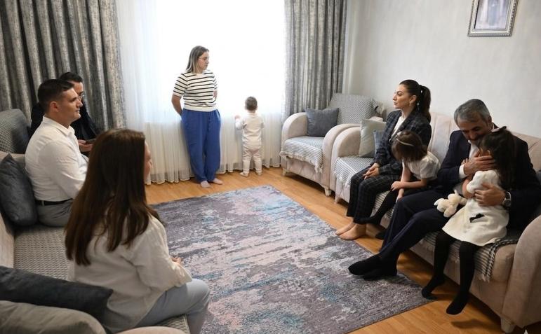 Valisi Sezer’den koruyucu aileye ziyaret