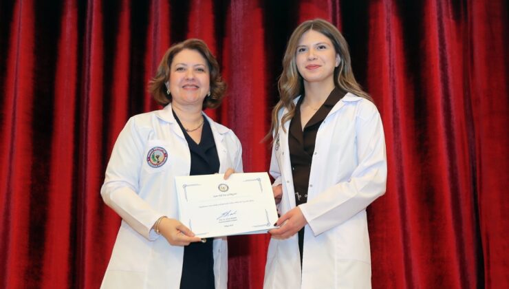 Geleceğin eczacıları beyaz önlük giydi