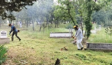 Bayram öncesi mezarlık temizliği