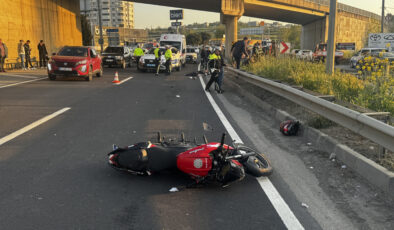 Motosiklet bariyerlere çarptı