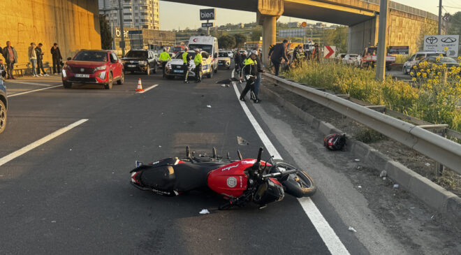 Motosiklet bariyerlere çarptı