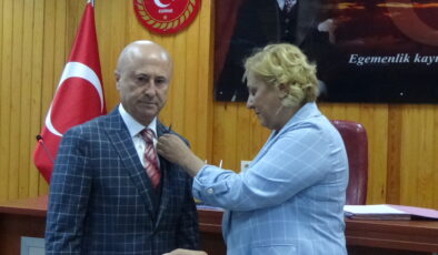 Gegeoğlu, yeni üyeye rozetini taktı
