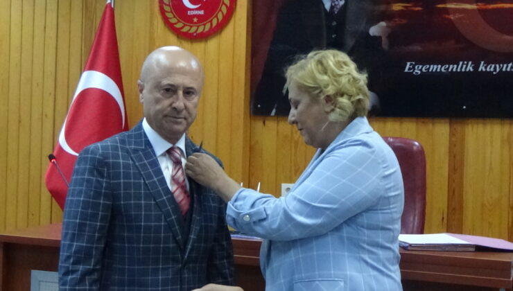 Gegeoğlu, yeni üyeye rozetini taktı