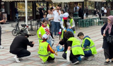 Çocuklar Saraçlar Caddesi’ni temizledi
