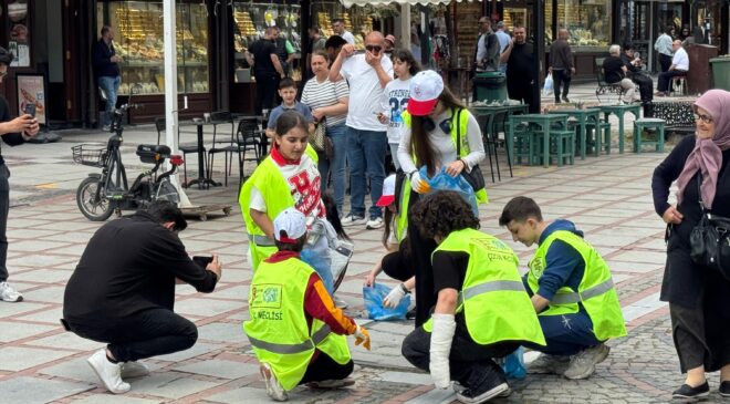 Çocuklar Saraçlar Caddesi’ni temizledi