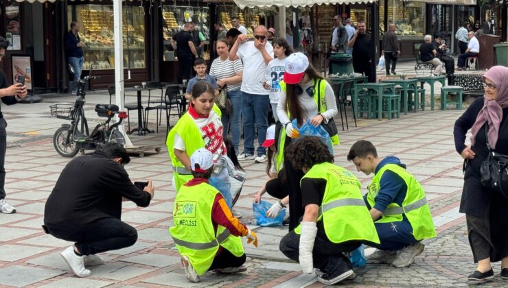 Çocuklar Saraçlar Caddesi’ni temizledi