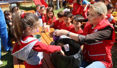 Miniklerin tohumları toprakla buluştu