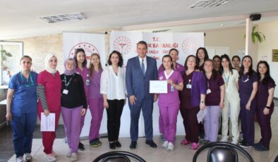 Anne Dostu Hastane’ye tebrik ziyareti