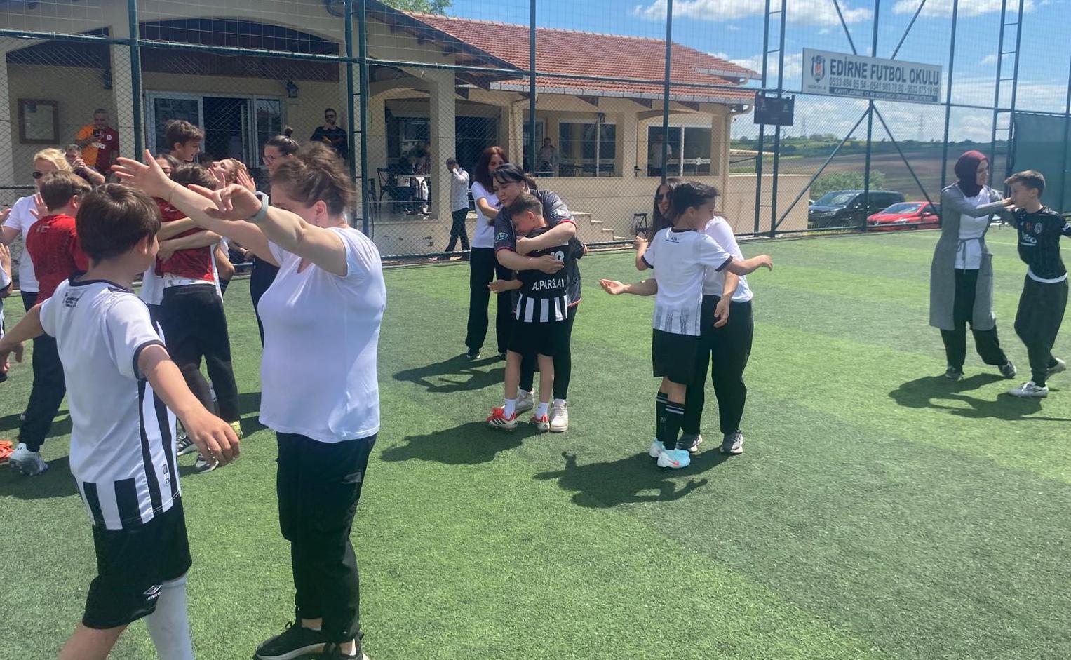 Anneler çocuklarına karşı