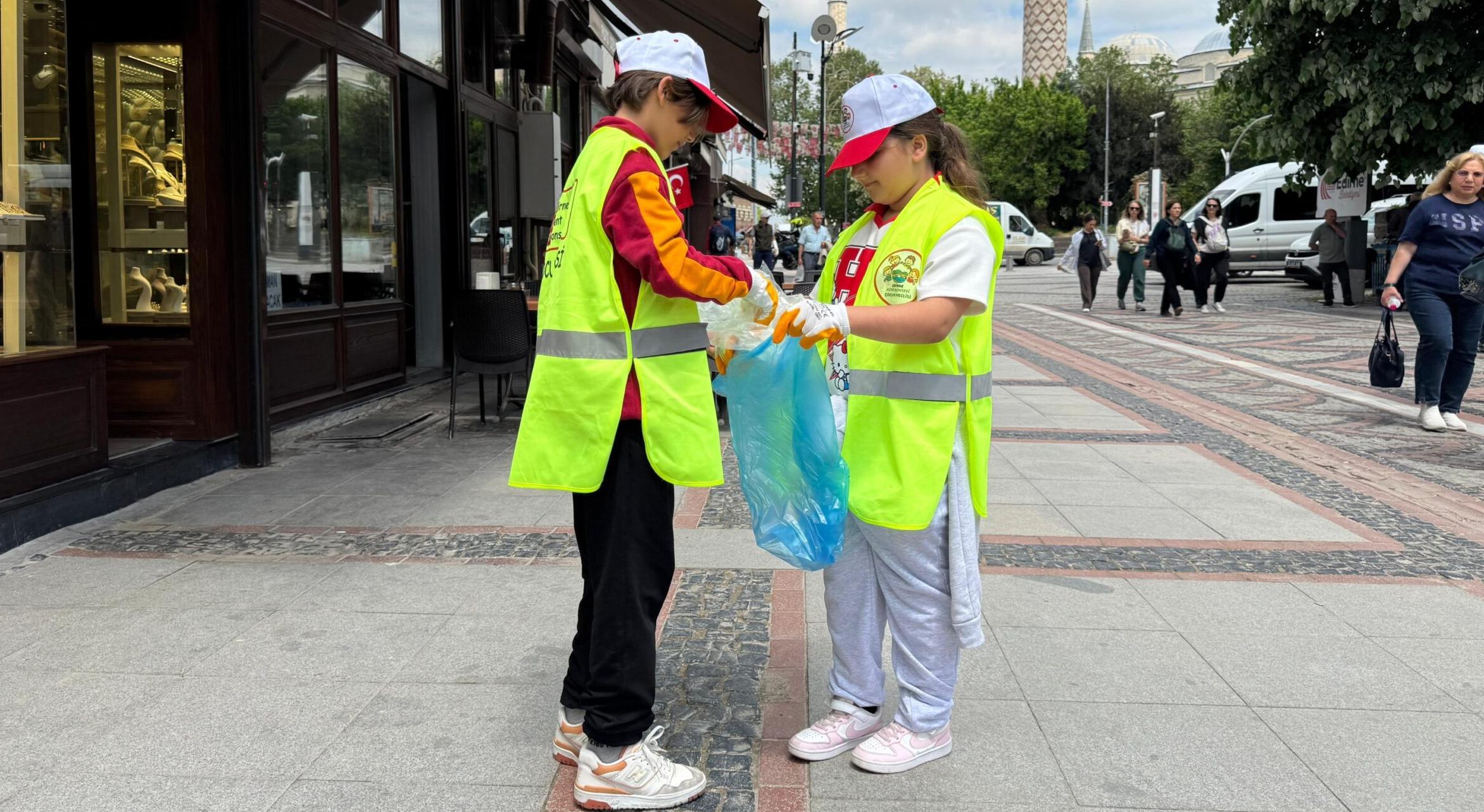 Çocuklar Saraçlar Caddesi’ni temizledi
