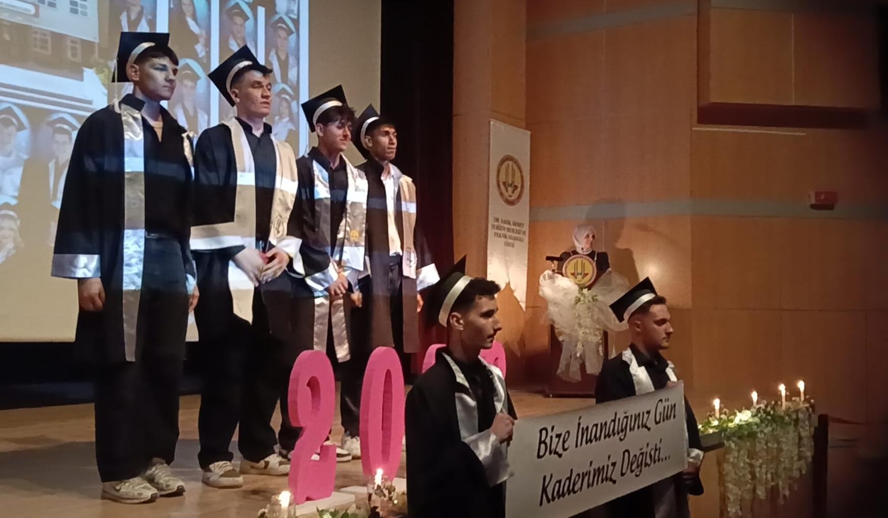 Dr. Sadık Ahmet’te mezuniyet coşkusu