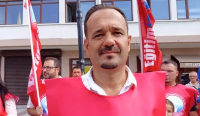 ‘Gençler birçok sorunla karşı karşıya bırakıldı’