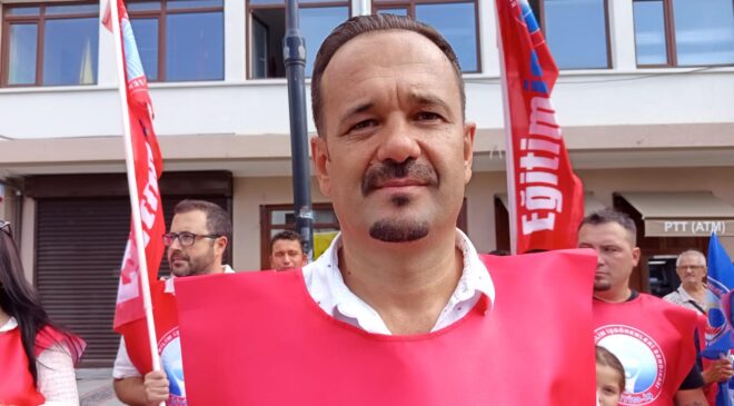 ‘Gençler birçok sorunla karşı karşıya bırakıldı’