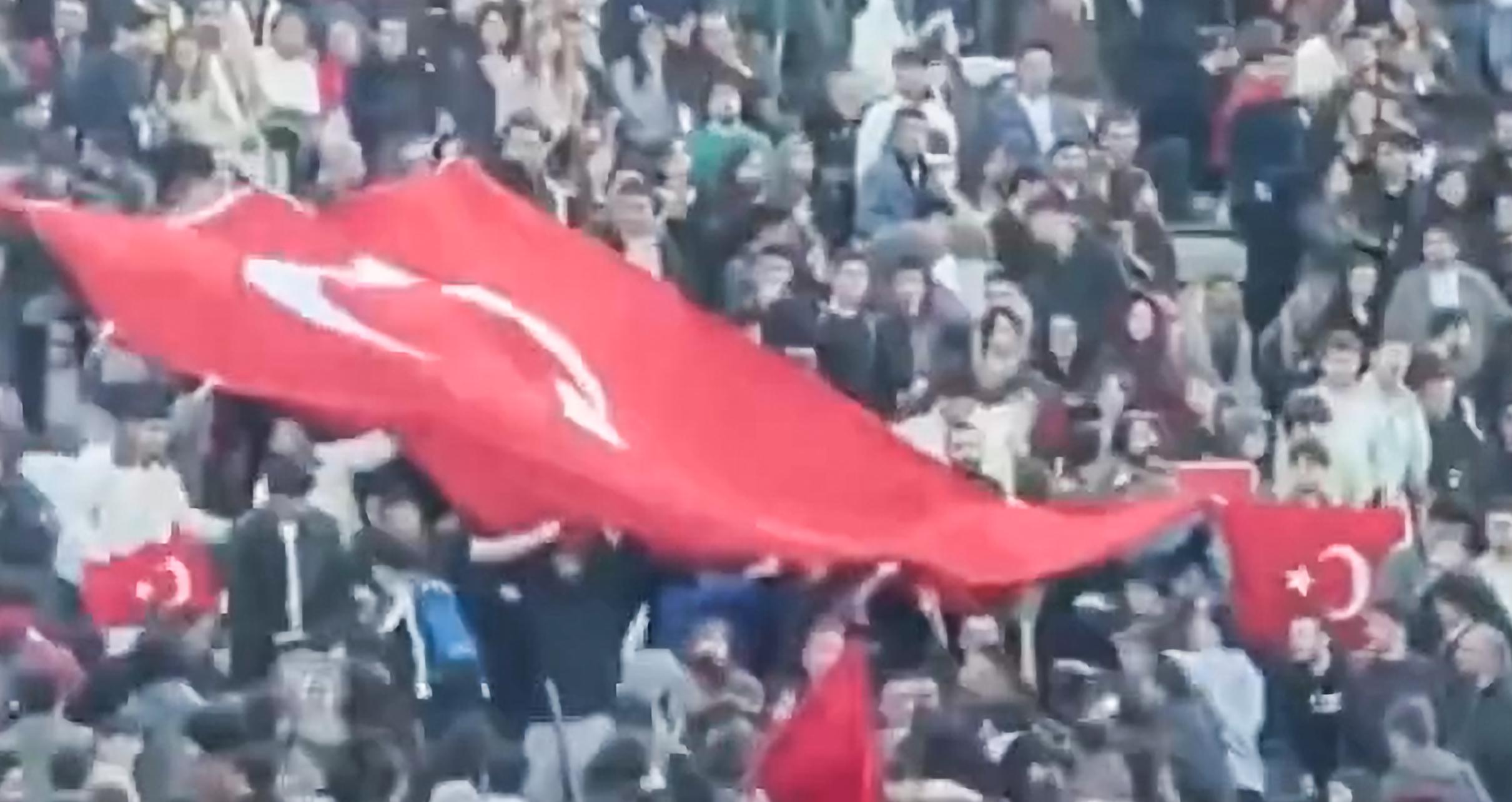 ‘Türk bayrağına uzanan kirli elleri kınıyorum’