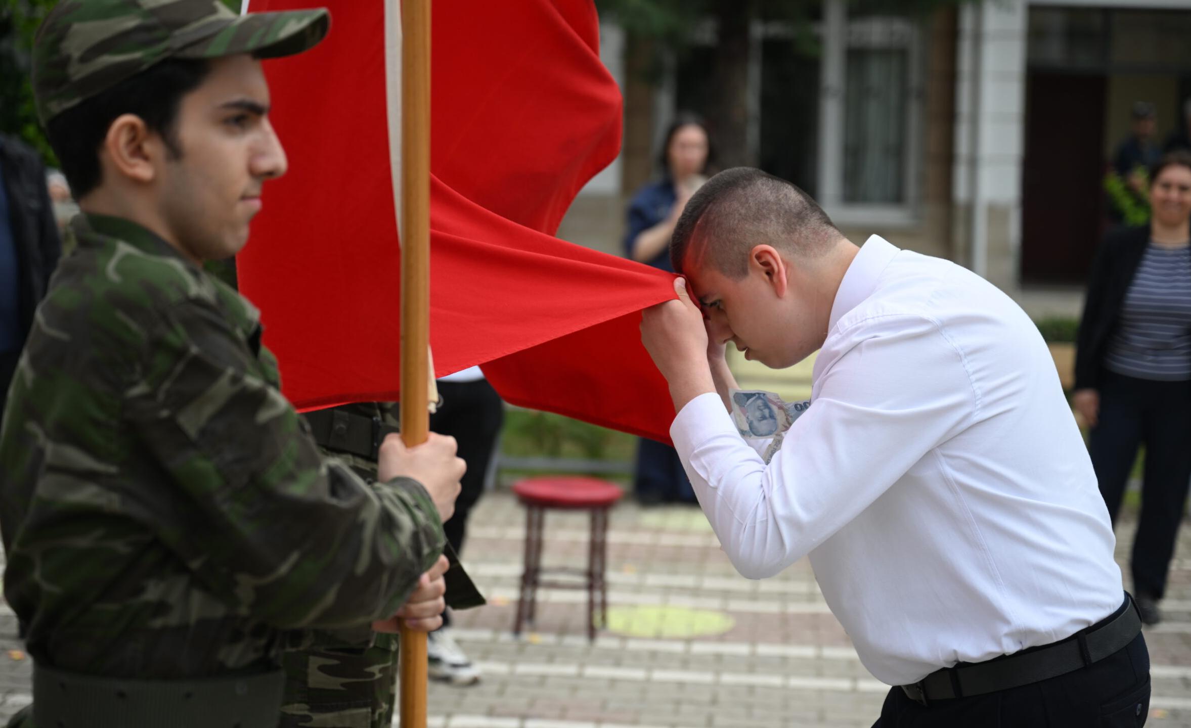 Engelleri aşan asker selamı