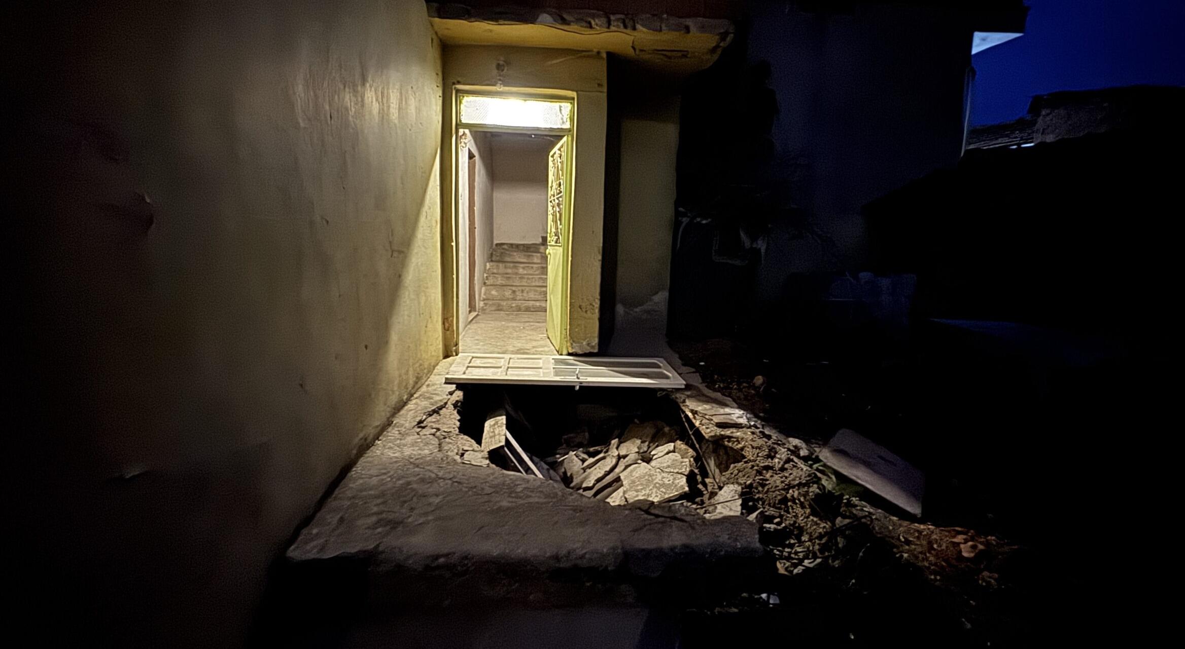 Evin beton zemini çöktü: 1 yaralı