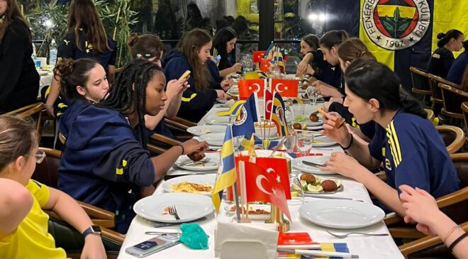 Fenerbahçelilerden kutlama yemeği