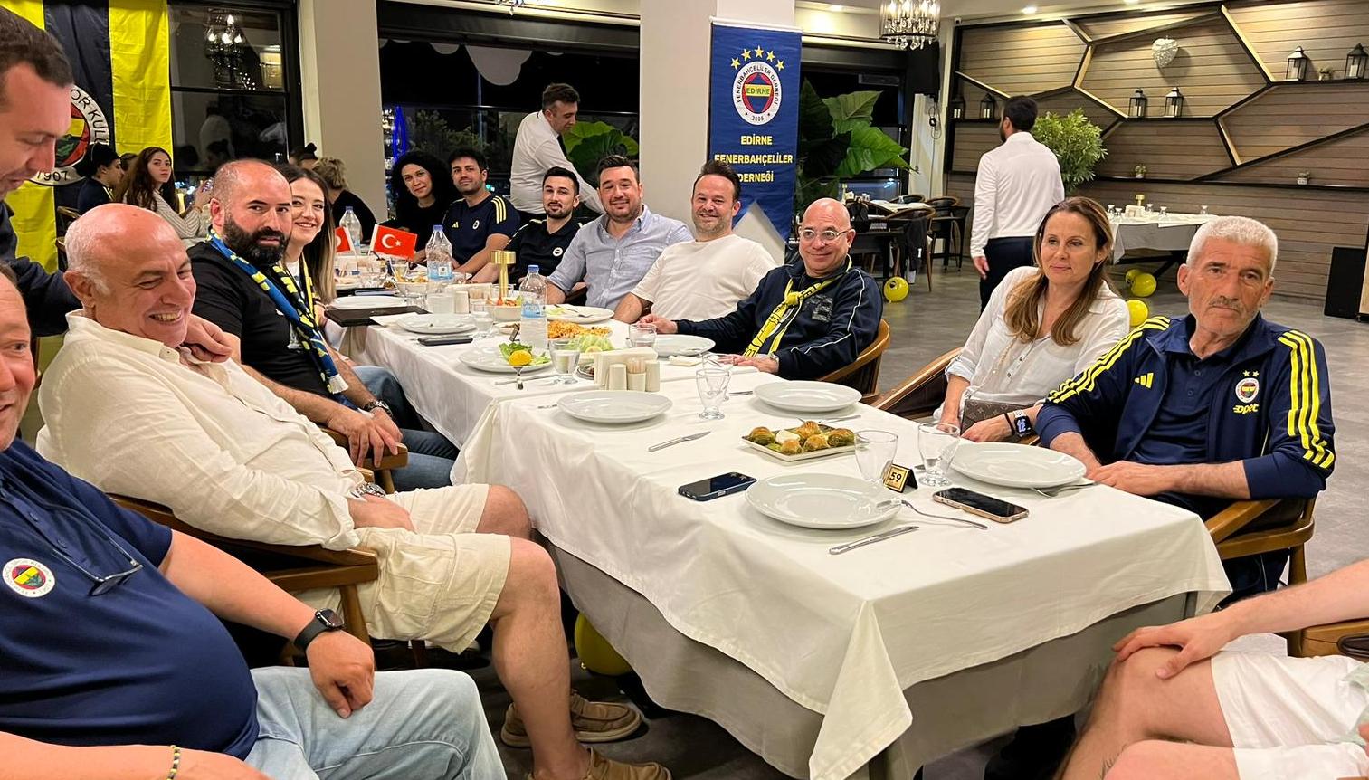 Fenerbahçelilerden kutlama yemeği