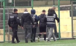 Futbolcu hakeme yumruk attı
