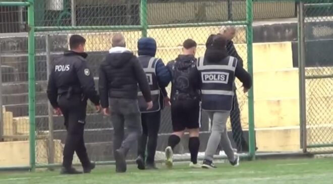 Futbolcu hakeme yumruk attı