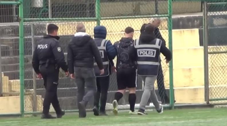 Futbolcu hakeme yumruk attı