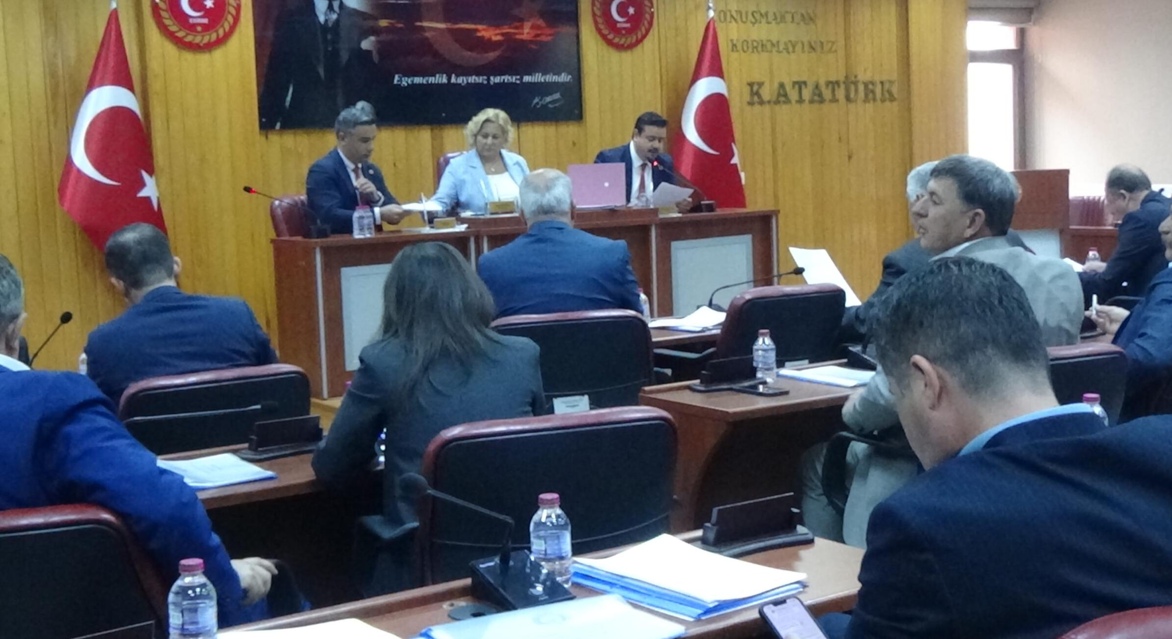 Gegeoğlu, yeni üyeye rozetini taktı