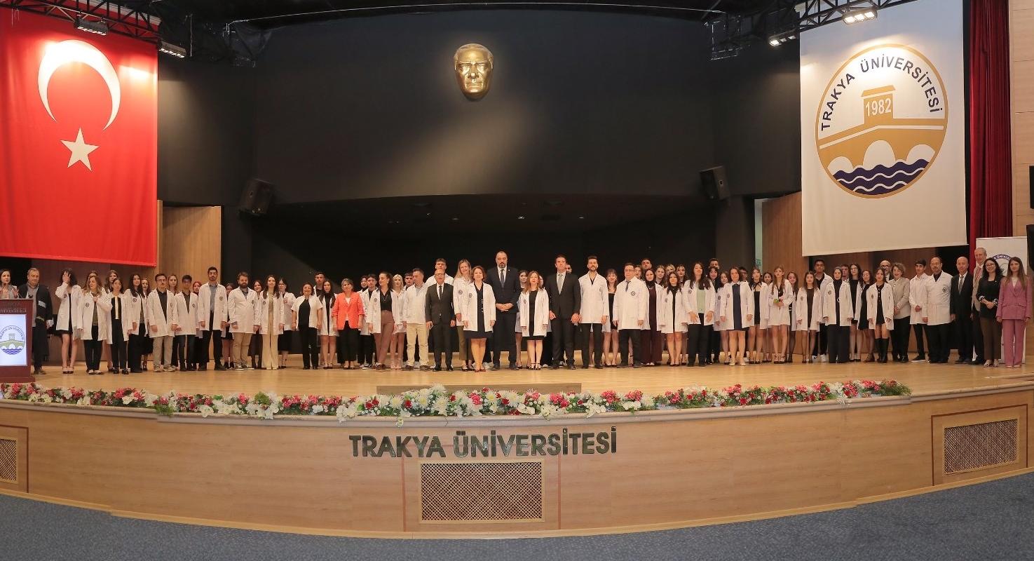 Geleceğin eczacıları beyaz önlük giydi