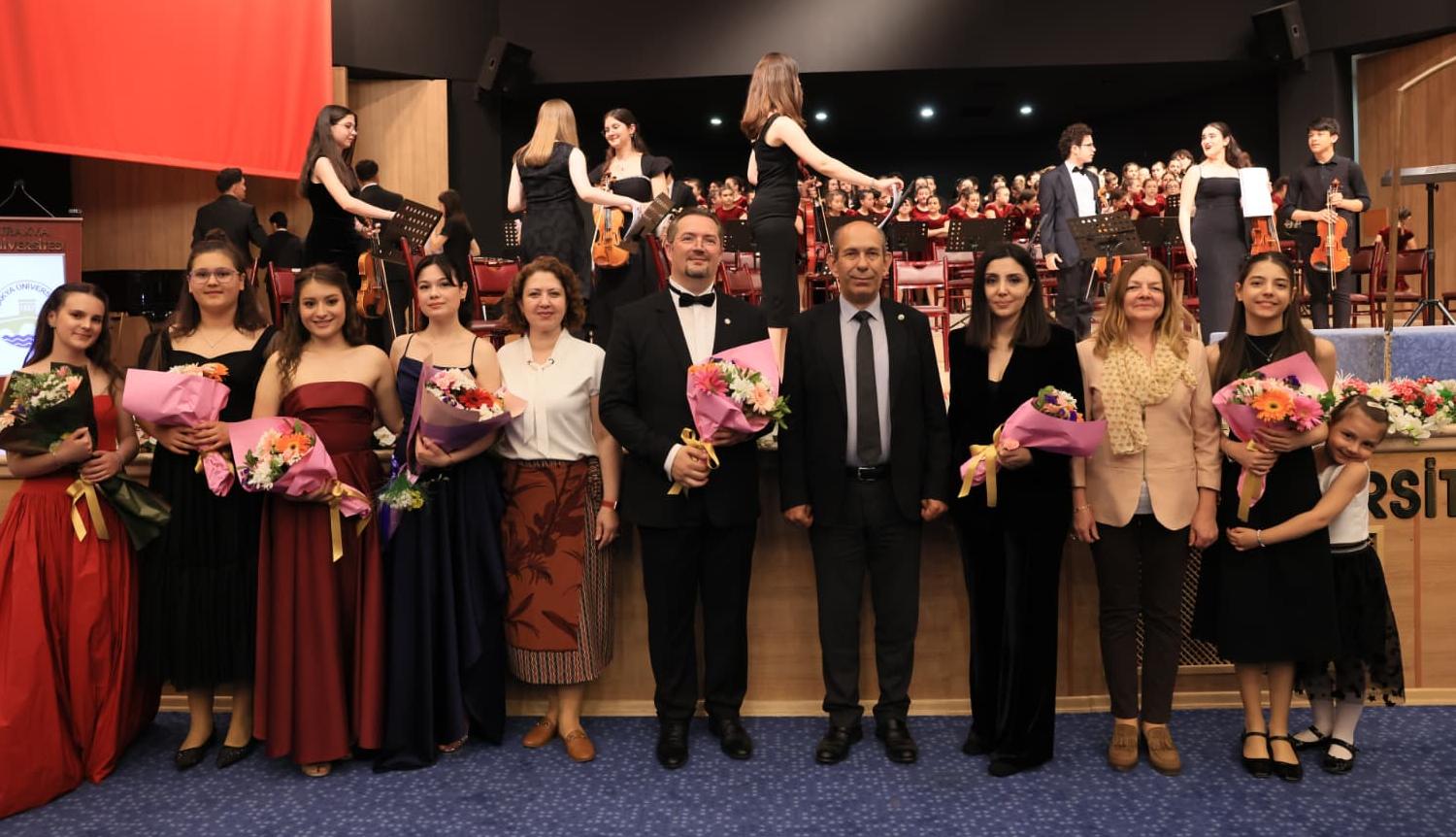 Genç solistler sanatseverlerle buluştu