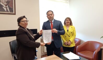 Özen mazbatasını teslim aldı