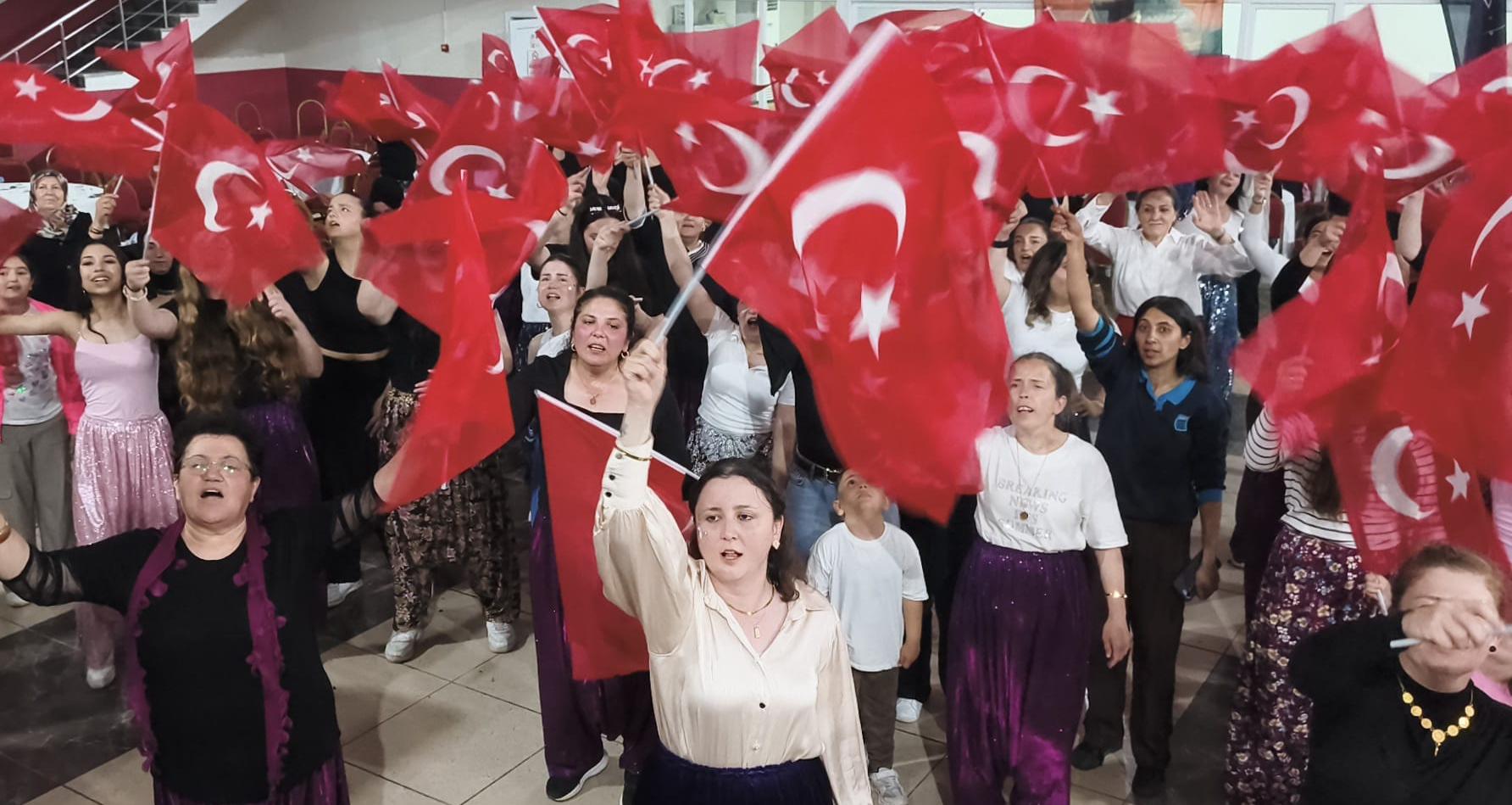 Kadınlar şalvar gecesinde coştu