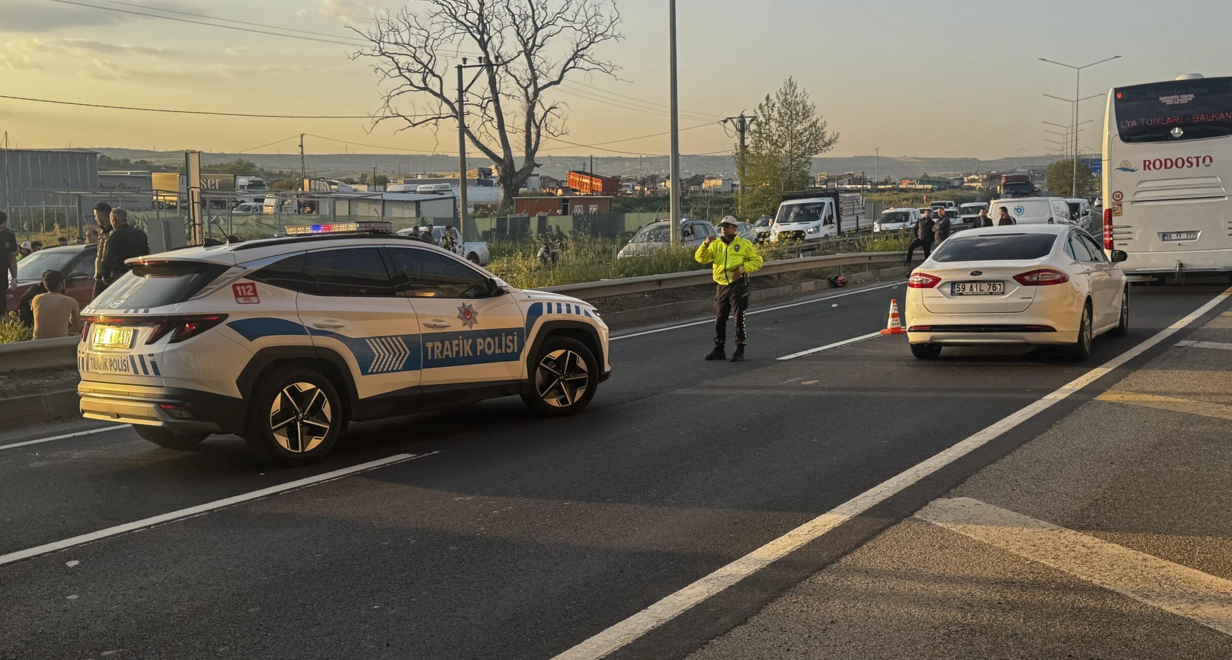 Motosiklet bariyerlere çarptı