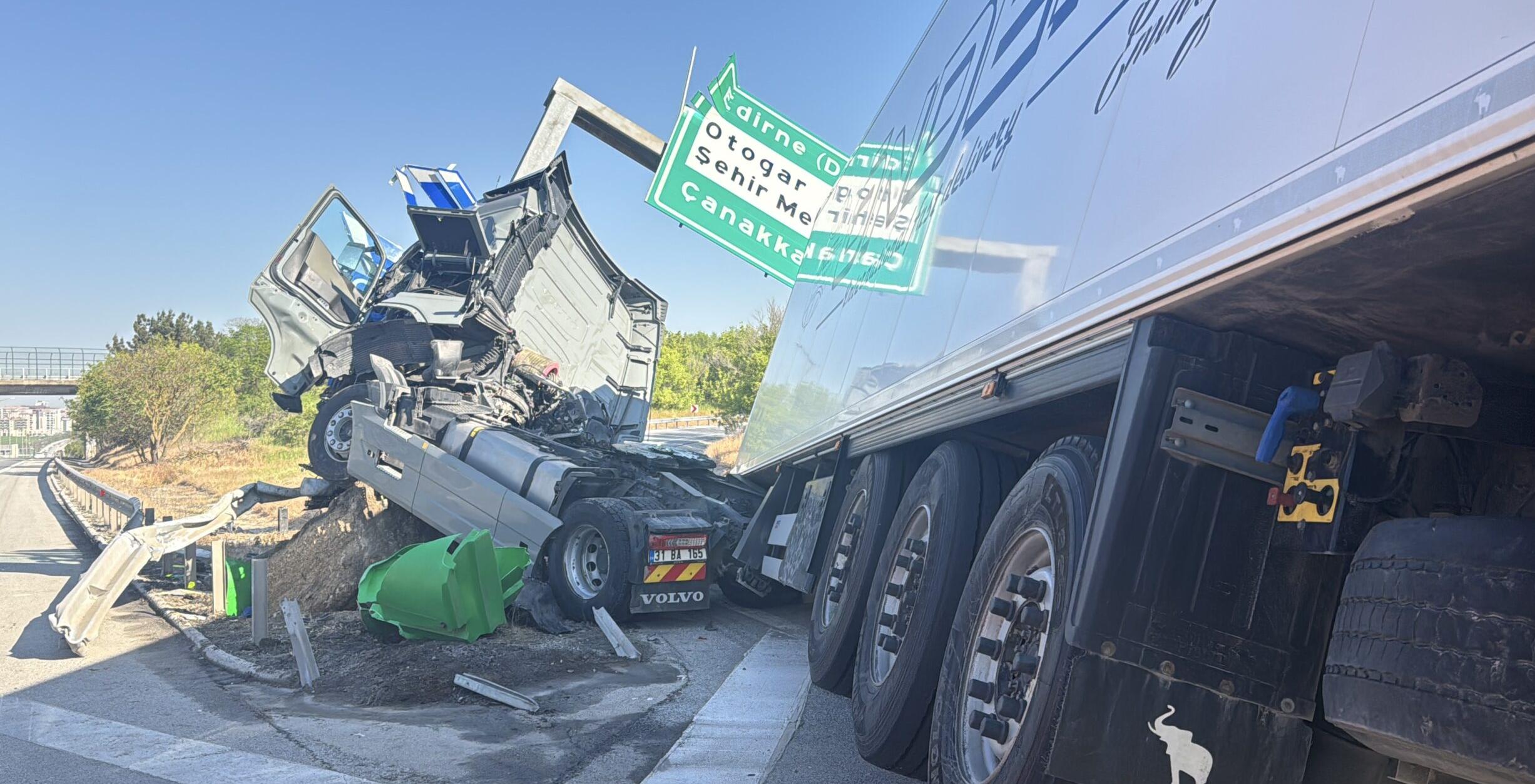 Önce bariyerlere ardından direğe çarptı