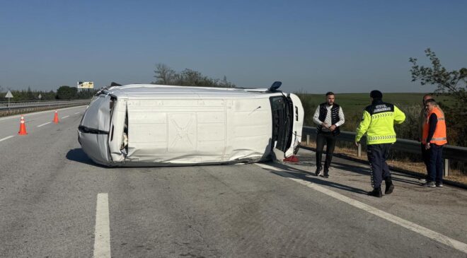 Panelvan yoldan çıkarak devrildi
