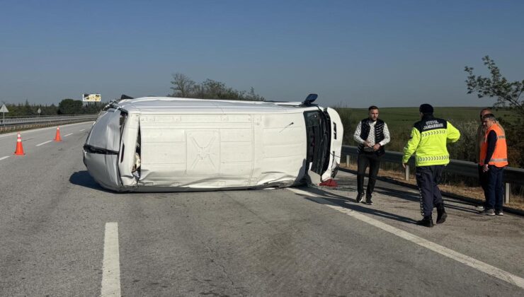 Panelvan yoldan çıkarak devrildi