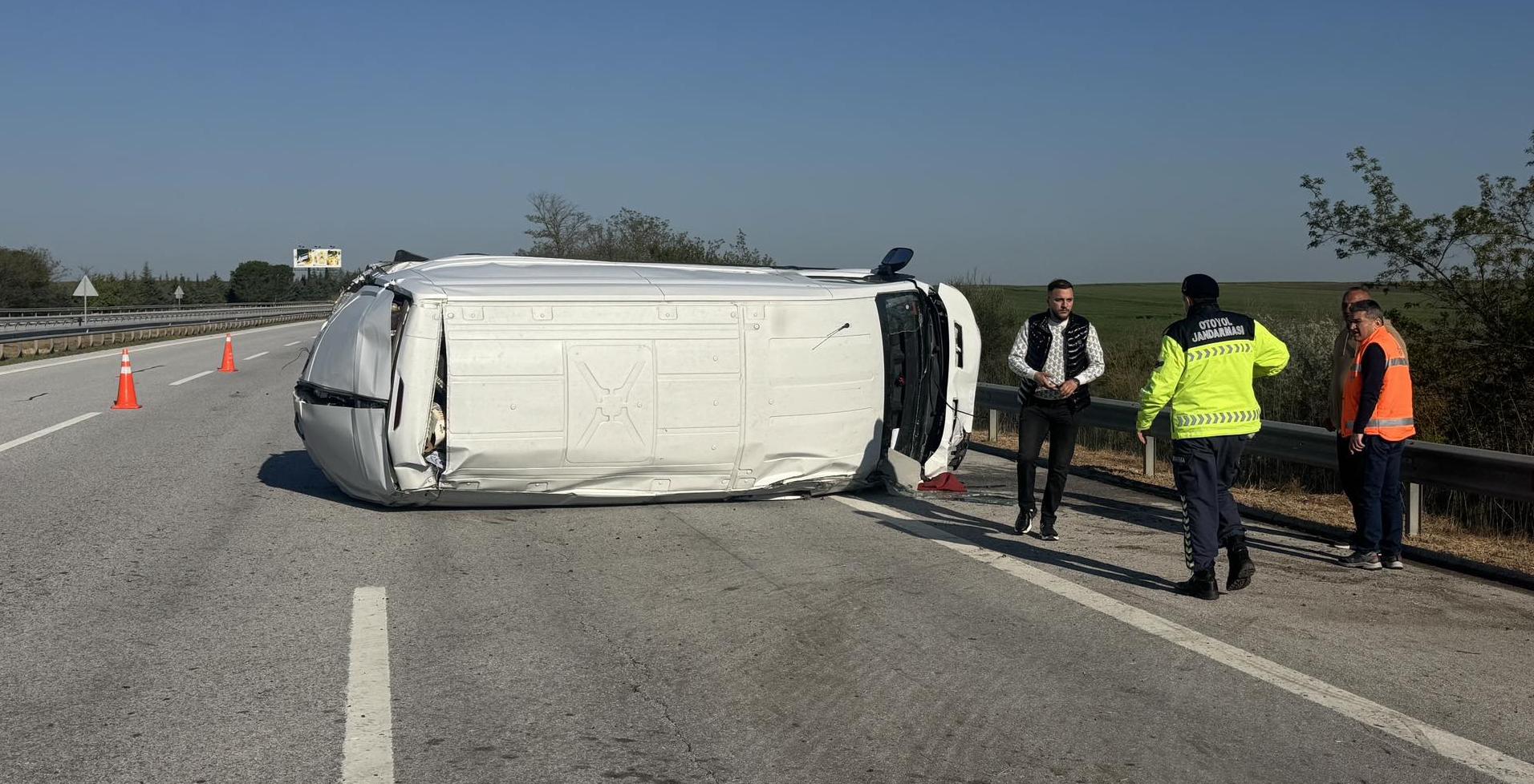Panelvan yoldan çıkarak devrildi