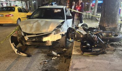 Motosiklet otomobille çarpıştı