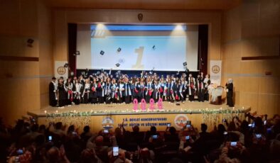 Dr. Sadık Ahmet’te mezuniyet coşkusu
