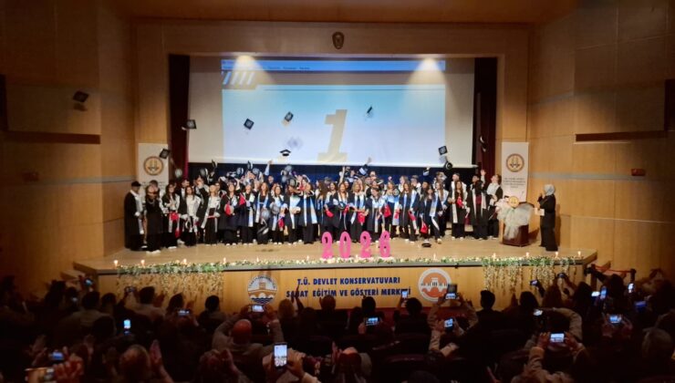 Dr. Sadık Ahmet’te mezuniyet coşkusu