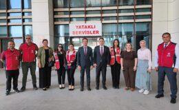 Vakıflardan hastalara meyve ikramı