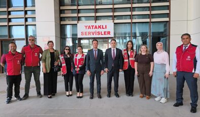 Vakıflardan hastalara meyve ikramı
