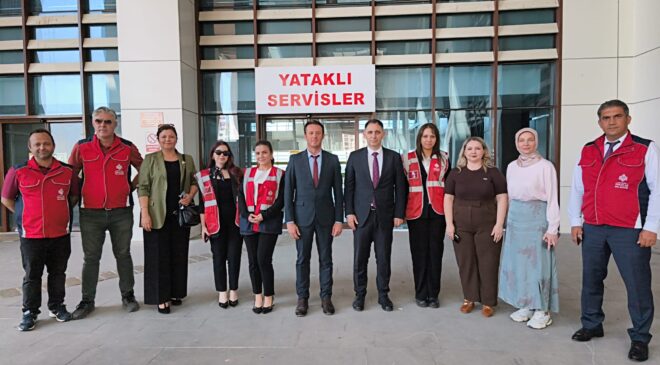 Vakıflardan hastalara meyve ikramı