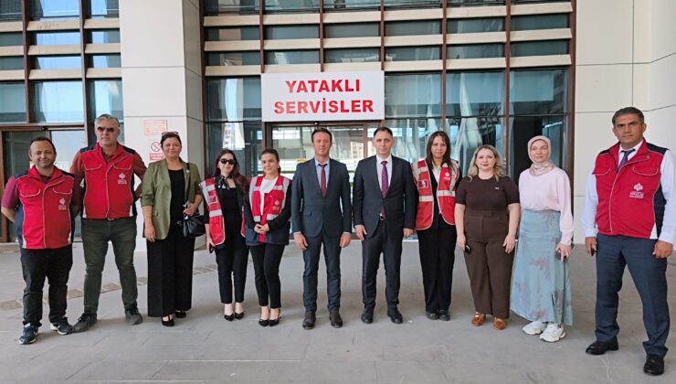 Vakıflardan hastalara meyve ikramı