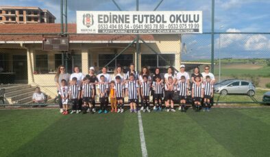 Anneler çocuklarına karşı