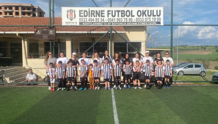 Anneler çocuklarına karşı
