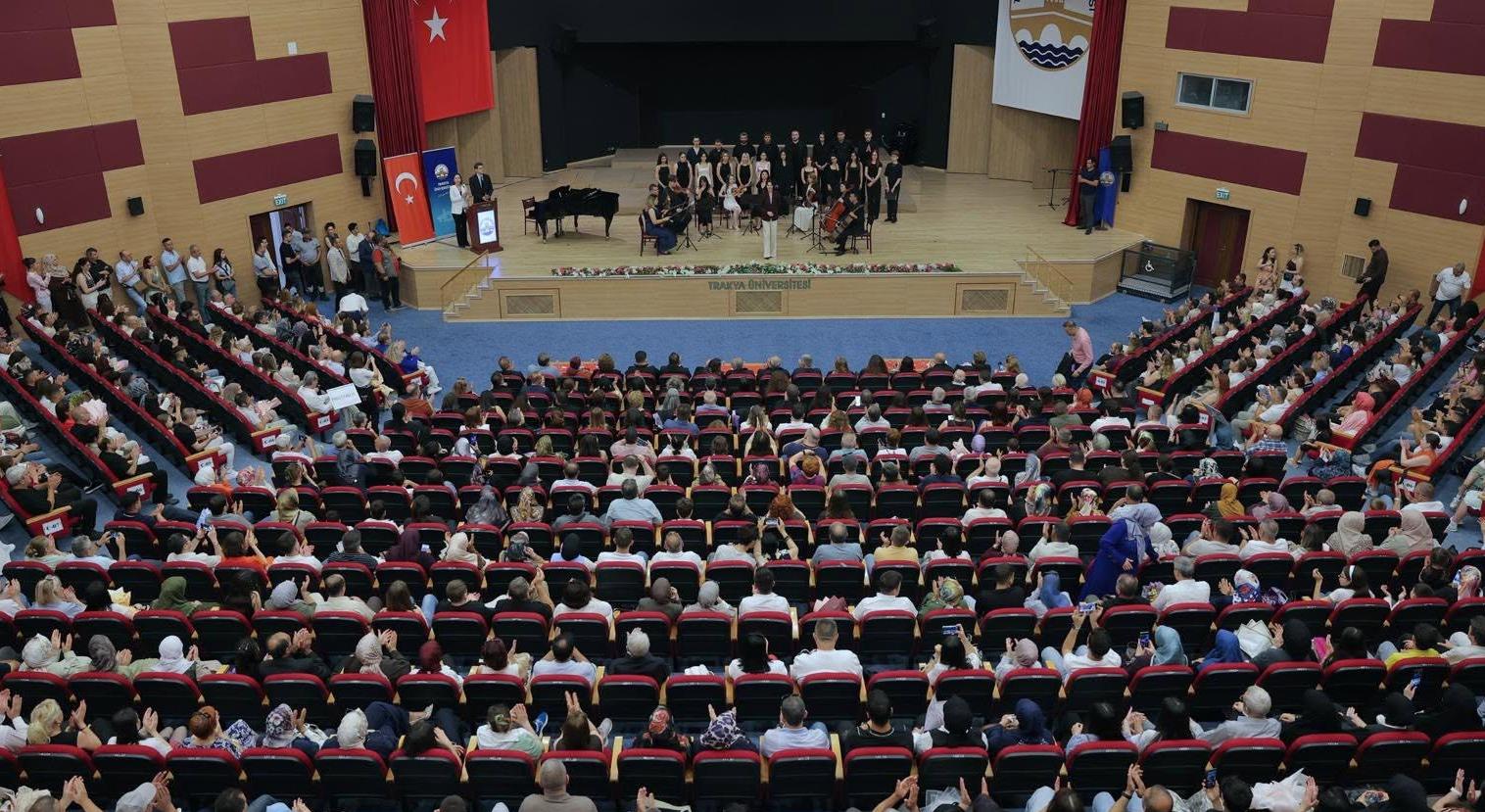 600 öğrenci kep attı