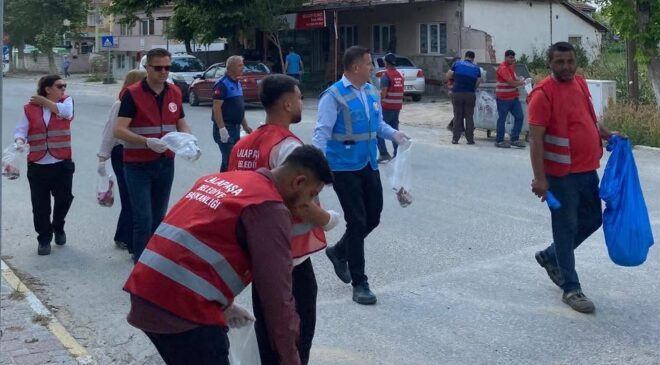 Masa başında değil sokakta