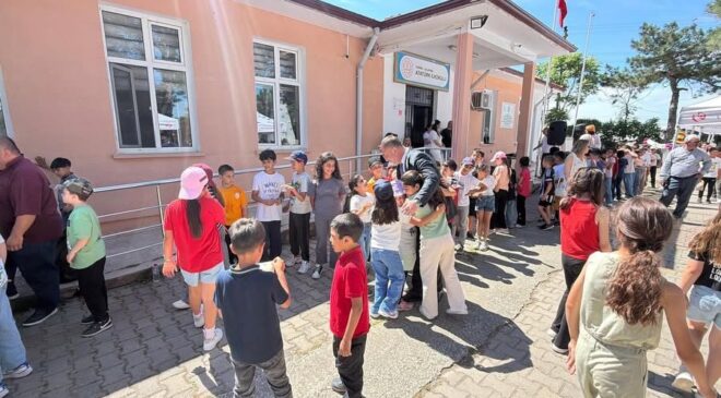 Başkan amcadan karne hediyesi