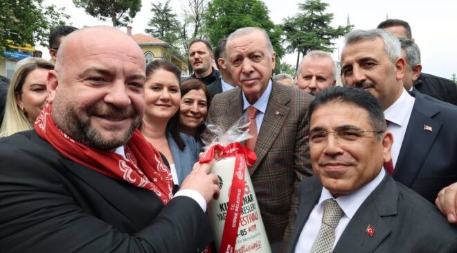 Cumhurbaşkanı Erdoğan’a kırmızı dipli mumla daveti