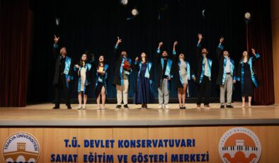 10 öğrencinin mezuniyet sevinci