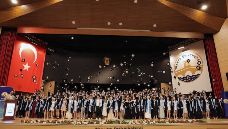 Genç sağlıkçıların mezuniyet sevinci